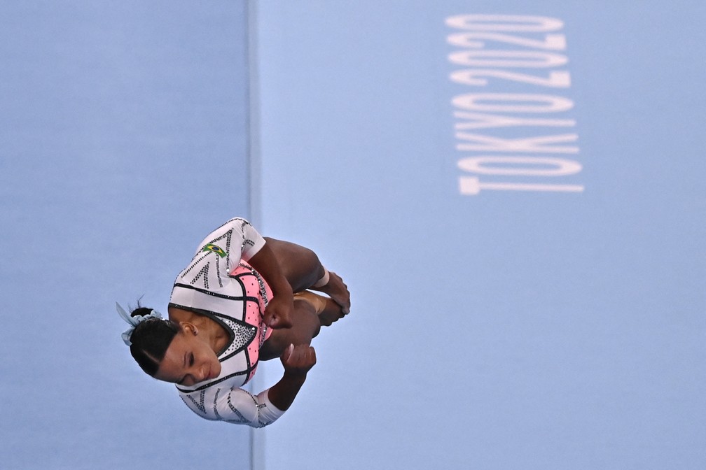 Rebeca Andrade durante salto na Olimpíada de Tóquio; atleta foi ouro na disputa — Foto: Jeff Pachoud / AFP