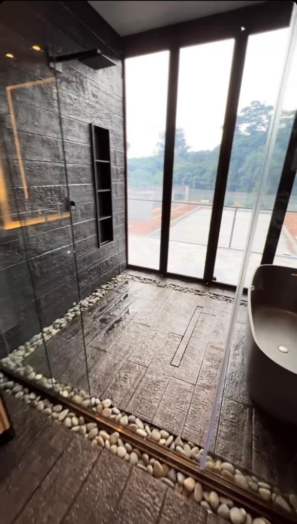 Felipe Titto faz tour por reforma de mansão e tamanho do banheiro impressiona  (Foto: Reprodução/Instagram)