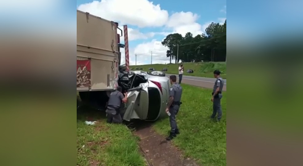 Motorista fica ferido após colidir em traseira de caminhão na SP-270 em Itapetininga (SP) — Foto: Redes sociais