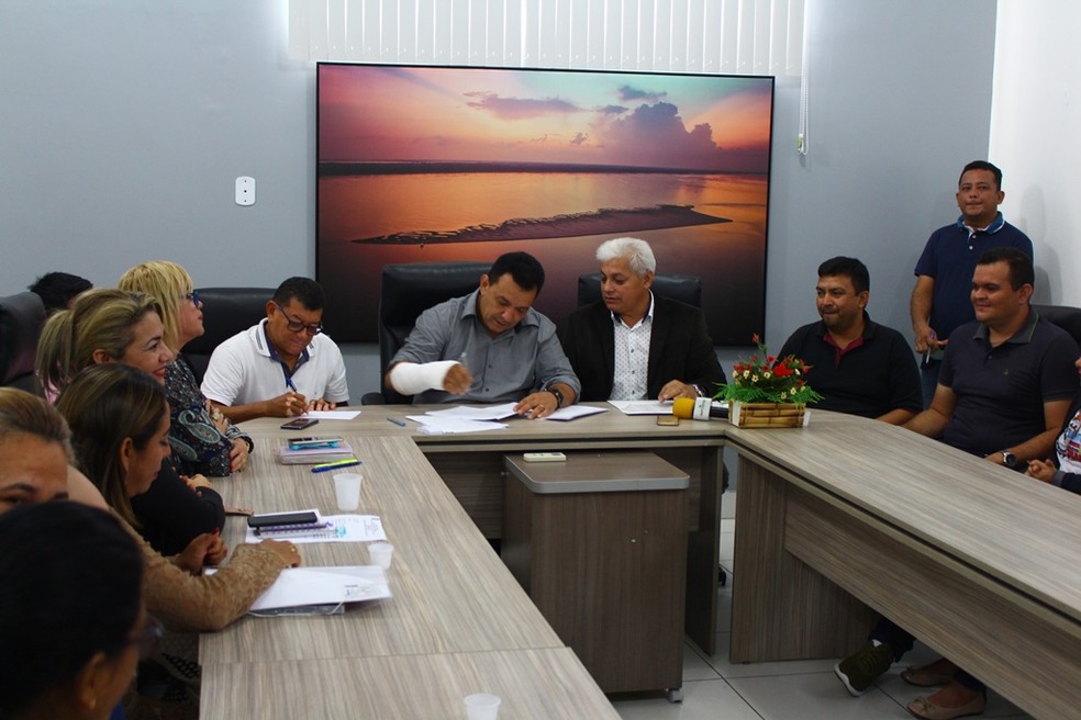 Prefeito em exercício assinou edital que será publicado na sexta-feira — Foto: Divulgação/Prefeitura de Parintins