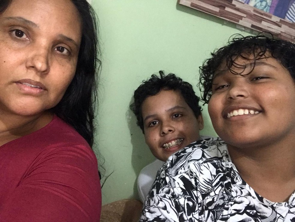 Janaína Raposo,  de 43 anos, ao lado dos filhos — Foto: Arquivo pessoal