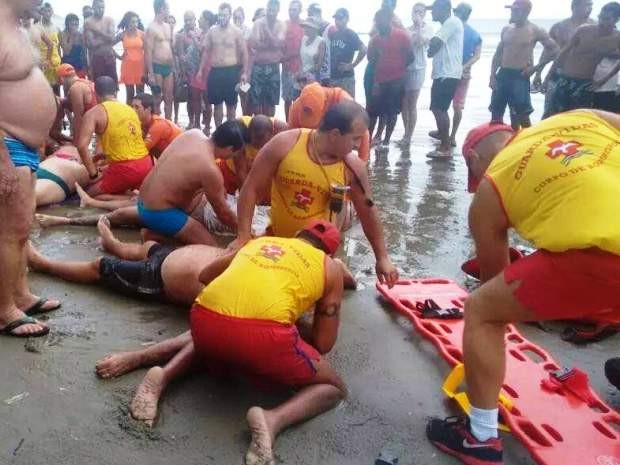 Trabalho de resgate das vítimas foi iniciada ainda na faixa de areia (Foto: Divulgação/Polícia Militar)