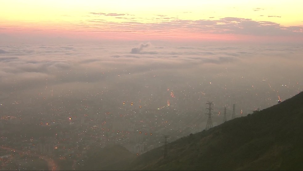 Rio amanhece com forte nevoeiro e aeroportos operam com auxílio de instrumentos (Foto: Reprodução/TV Globo)