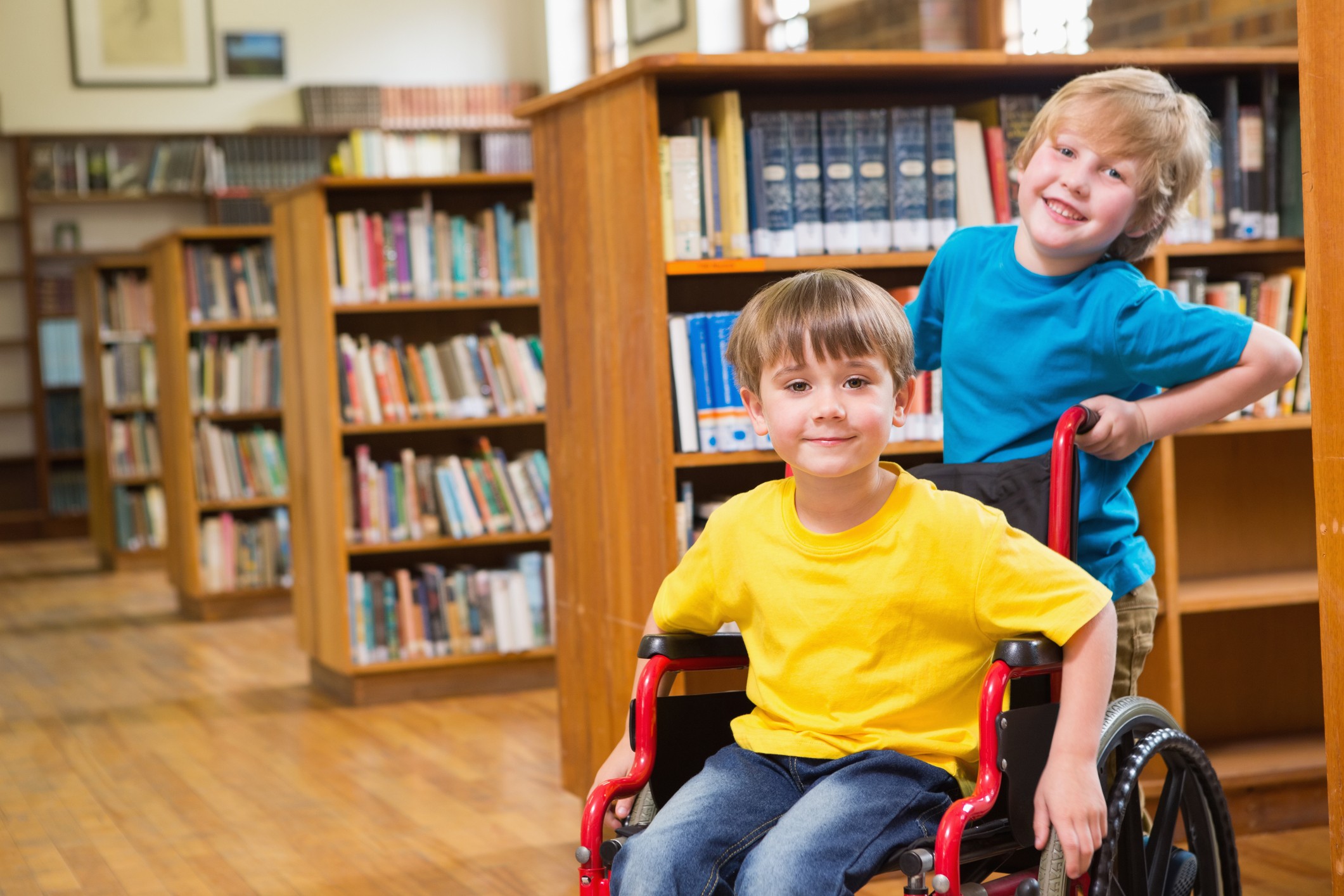 Criança cadeira de rodas (Foto: ThinkStock)