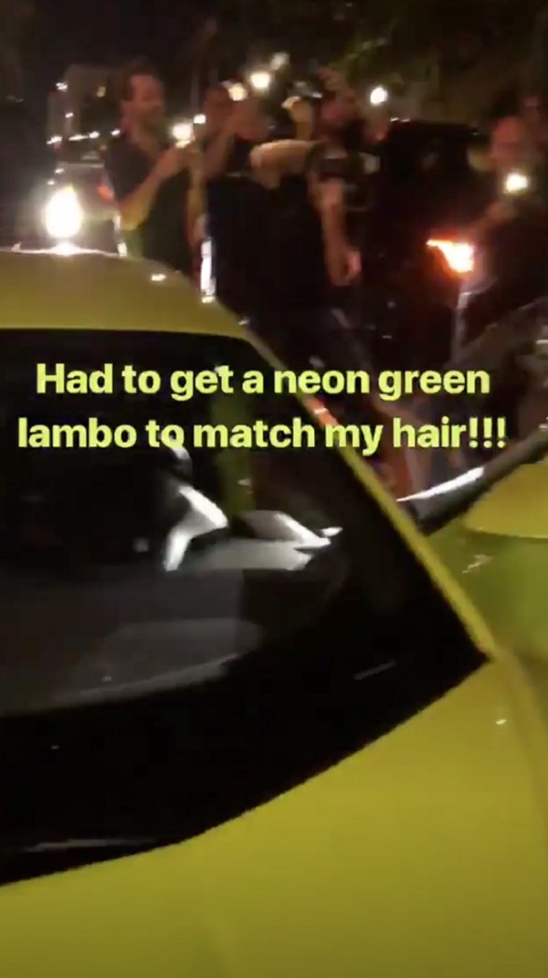 O carro verde neon alugado por Kim Kardashian em 2018 (Foto: Instagram)