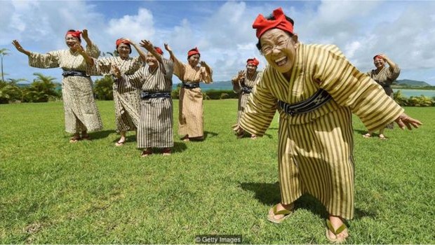 Estes cantores idosos de Okinawa são membros da banda japonesa de mulheres KBG84, com uma média de idade de 84 anos (Foto: GETTY IMAGES/via BBC News Brasil)
