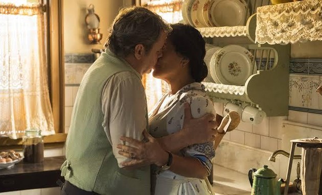 Cássio Gabus Mendes escolhe o primeiro beijo de Afonso e Lola: ‘Pelo movimento, pela marcação... Os dois saem do beijo com uma trapalhada... Tem um desenho muito bacana ‘ (Foto: TV Globo)