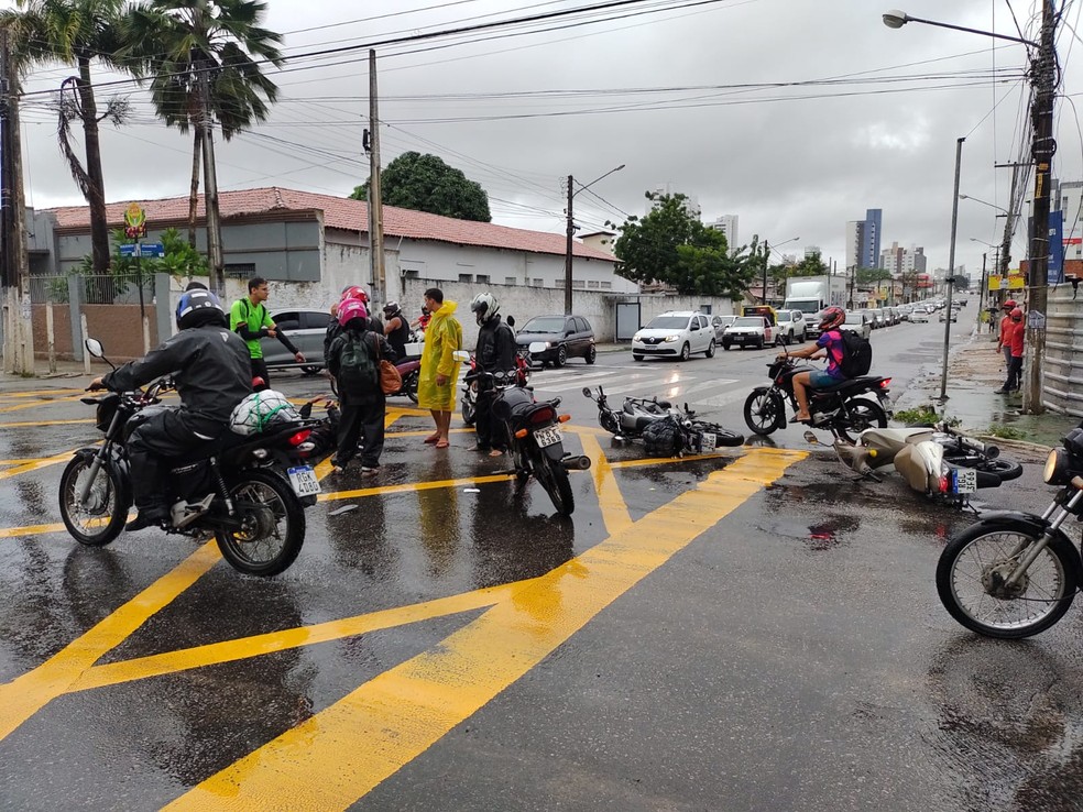 Acidente envolvendo três motos interditou avenida Nevaldo Rocha por cerca de 15 minutos, durante a manhã em Natal — Foto: Lucas Cortez/Inter TV Cabugi