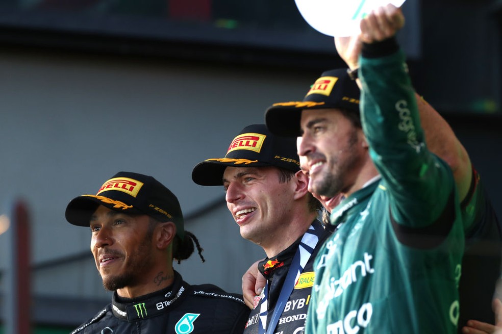 Lewis Hamilton, Max Verstappen e Fernando Alonso formaram pódio de campeões no GP da Austrália da F1 2023 — Foto:  Peter Fox/Getty Images