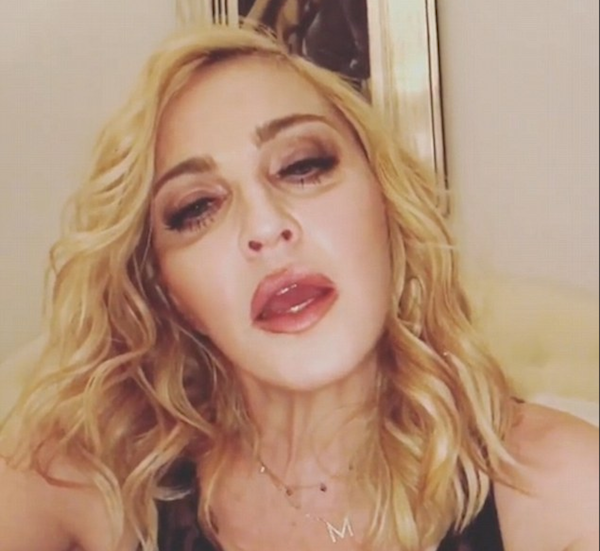 A cantora Madonna no vídeo em que disse estar doente (Foto: Instagram)