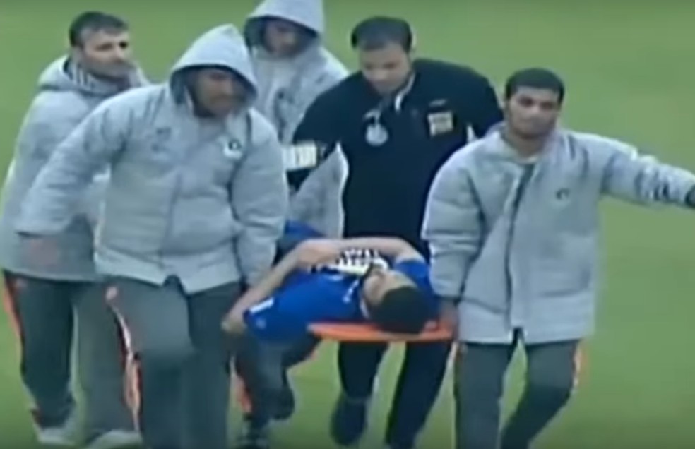 Leandro Padovani deixa campo de maca: atendimento recebido pelo brasileiro não foi o adequado — Foto: Reprodução/TV Globo