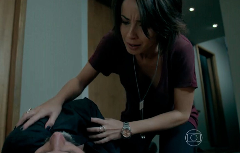 Em 'Império', José Alfredo (Alexandre Nero) passa mal e desmaia, deixando a família desesperada — Foto:  Globo