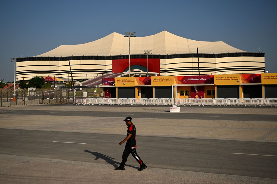 Funcionário passa em frente ao estádio Al Bayt, palco da abertura da Copa do Mundo