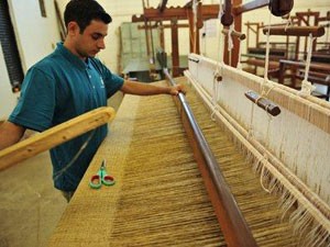 Empresa aproveita casulos de seda que eram impróprios para a indústria, por terem pequenos defeito (Foto: Divulgação/ O Casulo Feliz)