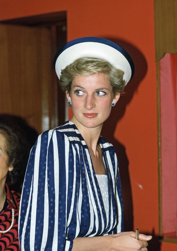 BAHRAIN - NOVEMBER 16:  Diana, Princess Of Wales wearing a dress designed by the Emanuels looking Thin During A Visit To Bahrain  (Photo by Tim Graham Photo Library via Getty Images) (Foto: Tim Graham Photo Library via Get)