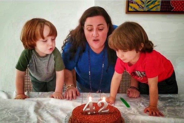 Juliana Amaral, irmã de Paulo Gustavo, comemora aniversário com os sobrinhos Gael e Romeu (Foto: Reprodução/Instagram)