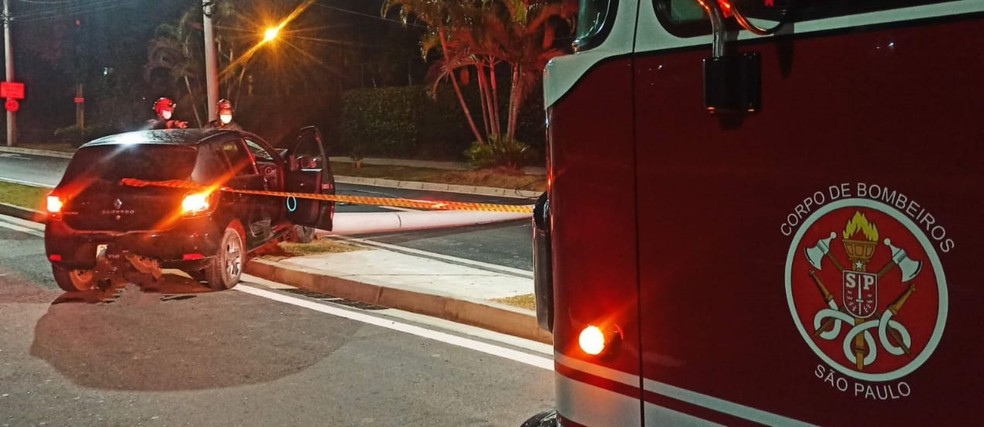 Motorista fica ferida ap&oacute;s bater em poste na Avenida Jorge Zarur em S&atilde;o Jos&eacute; dos Campos &mdash; Foto: Corpo de Bombeiros/Divulga&ccedil;&atilde;o