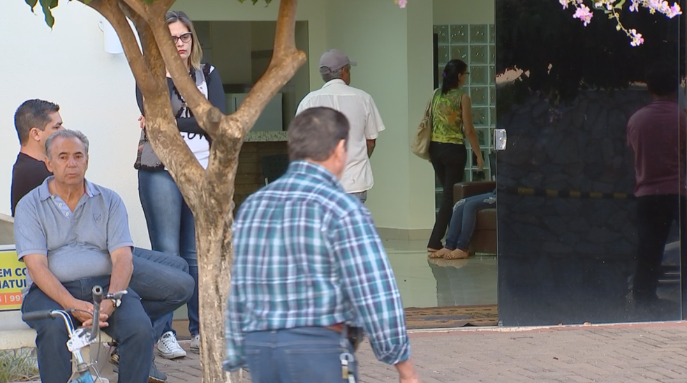 Kelly Cristina Cadamuro, de 22 anos, é velada no Velório Municipal de Guapiaçu (Foto: Reprodução/TV TEM)
