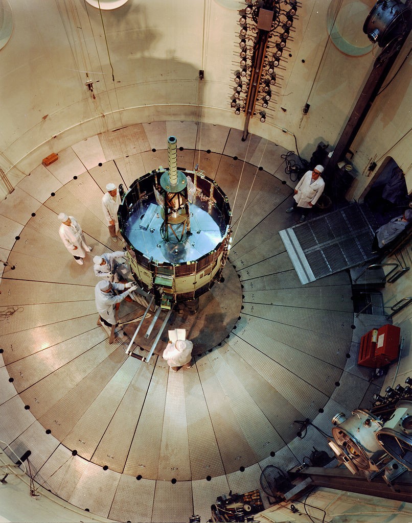 A isee-3 sendo examinada antes de ser enviada ao espaço, em 1978 (Foto: Nasa)