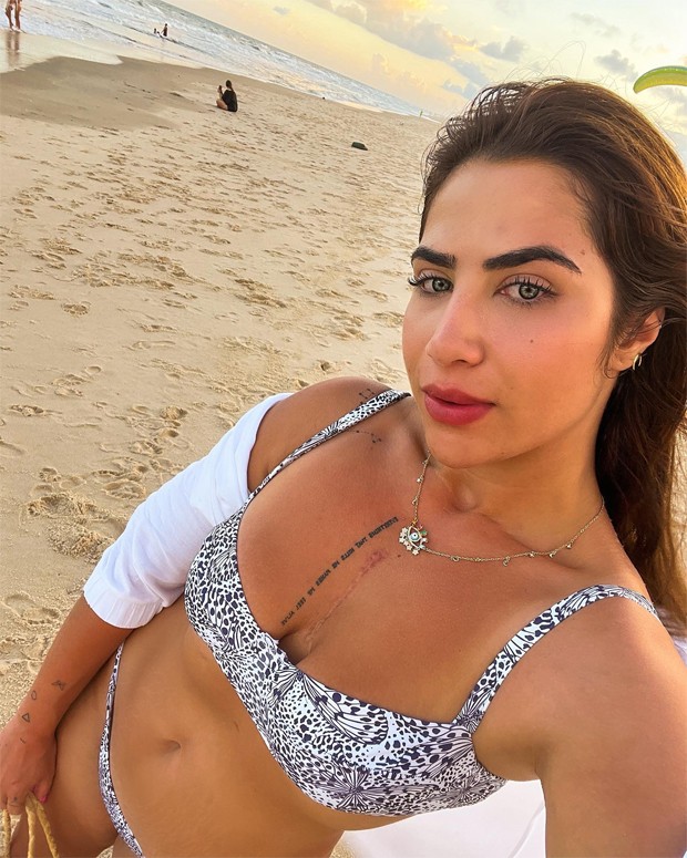 Jéssica Beatriz Costa posa de biquíni na praia (Foto: Reprodução / Instagram)