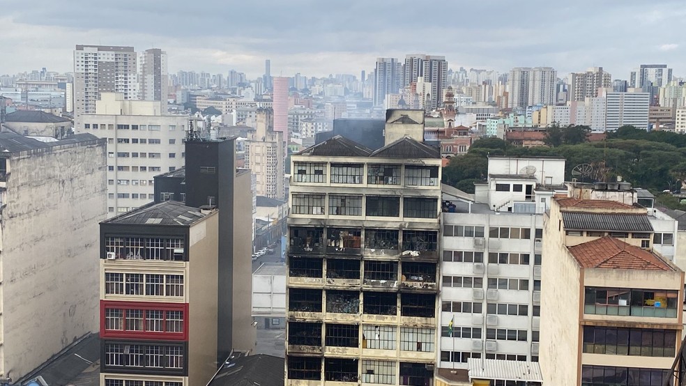Prédio de dez andares na região da 25 de Março, no Centro de SP — Foto: Deslange Paiva/g1