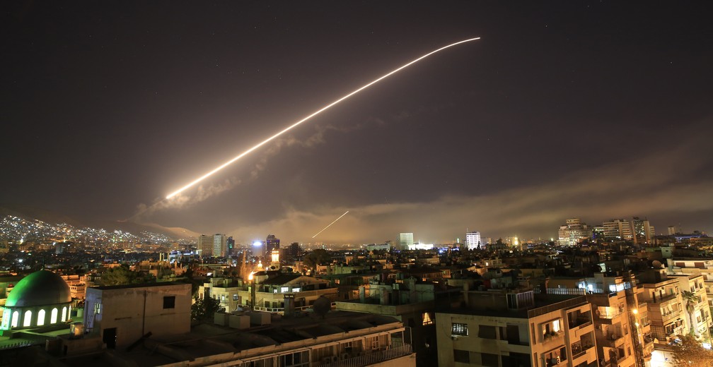 Céu de Damasco se ilumina durante ofensiva dos Estados Unidos na Síria no início do dia 14 de abril (Foto: AP Photo/Hassan Ammar)
