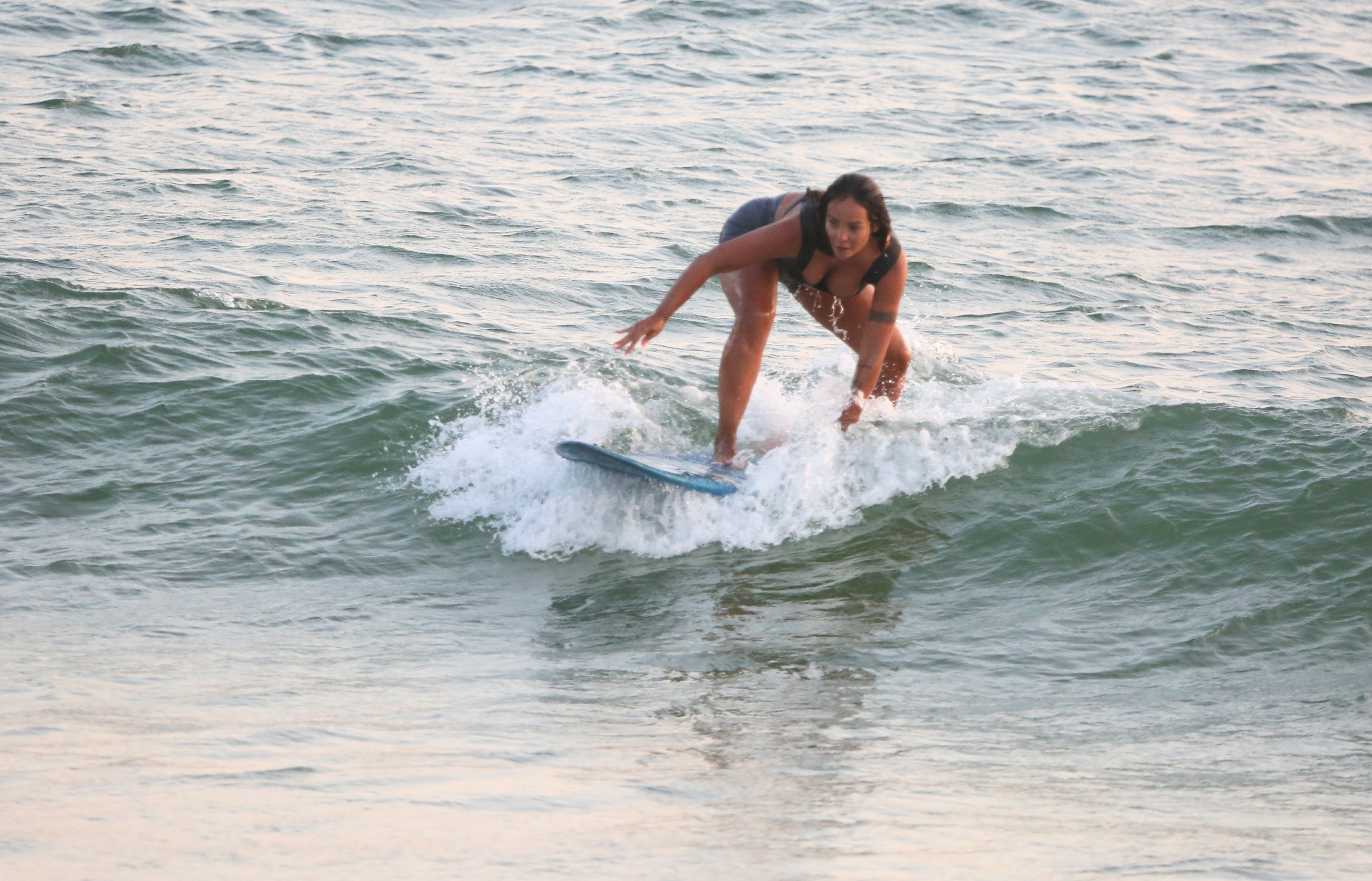 Carol Nakamura faz aula de surf (Foto: Dillson Silva/AgNews)
