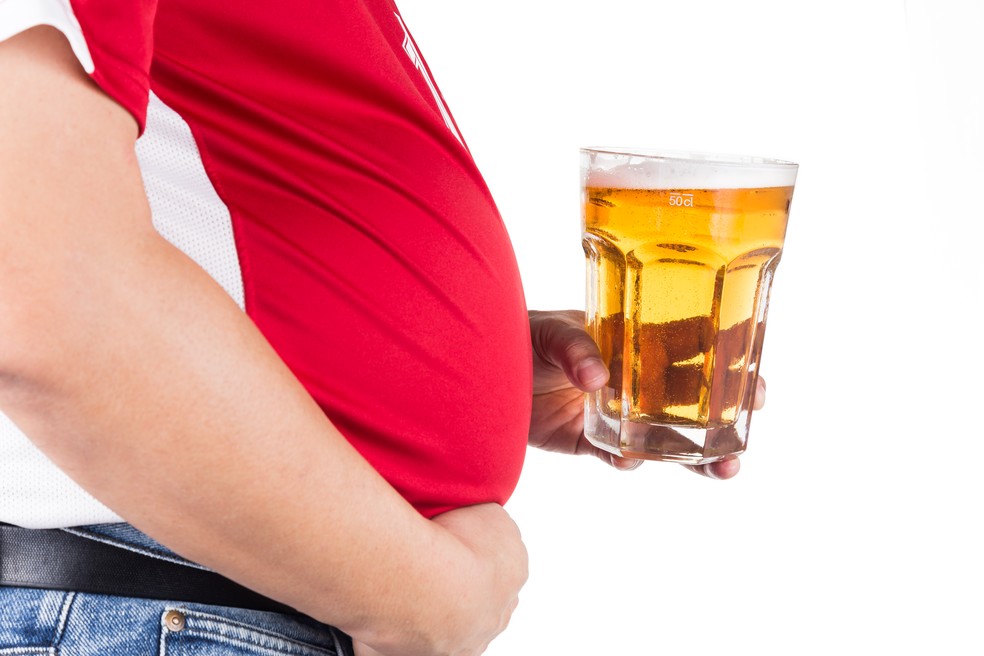 A ingestão moderada de até 30 g de álcool/ dia não tem correlação com aumento da gordura abdominal — Foto: Istock