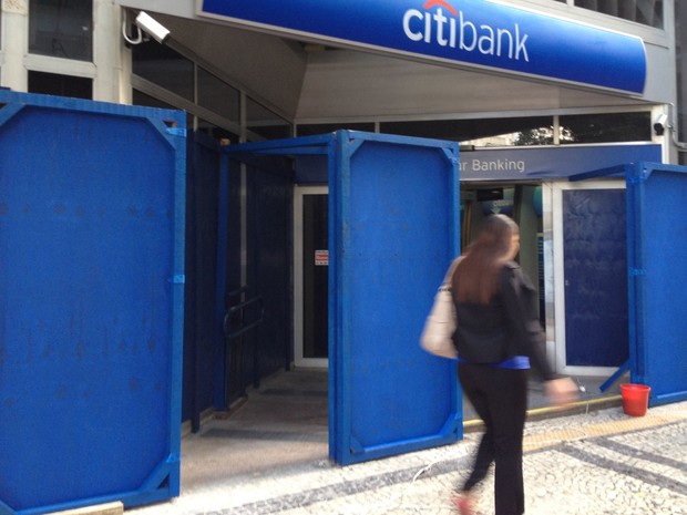 A agência do banco Citibank da Rua da Assembleia, no Centro, também instalou tapumes (Foto: Marcelo Elizardo/G1)