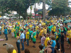 Manifestantes cantaram o Hino Nacional em Ourinhos  (Foto: Fernanda Ubaid/ TV TEM)
