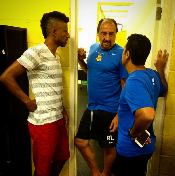 Com lugar marcado no vestiário, Léo Moura conhece estrutura dos Strikers