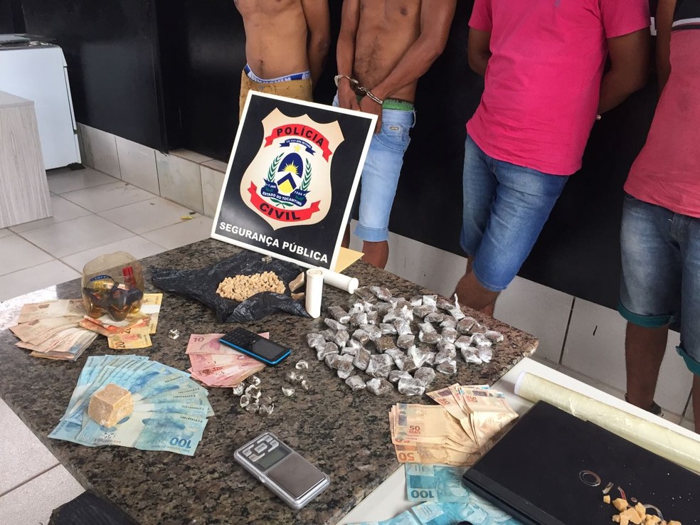 Polícia apreendeu drogas e dinheiro durante a operação Despertar (Foto: Polícia Civil/Divulgação)
