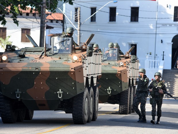7º Dia: exército em frente ao Forte de São Francisco (Foto: Reprodução/A Gazeta)