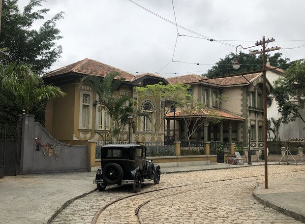 Éramos Seis | Fachada das casas de Genu e Lola na cidade cenográfica montada no Projac (Foto:  Stéphanie Durante/Editora Globo)