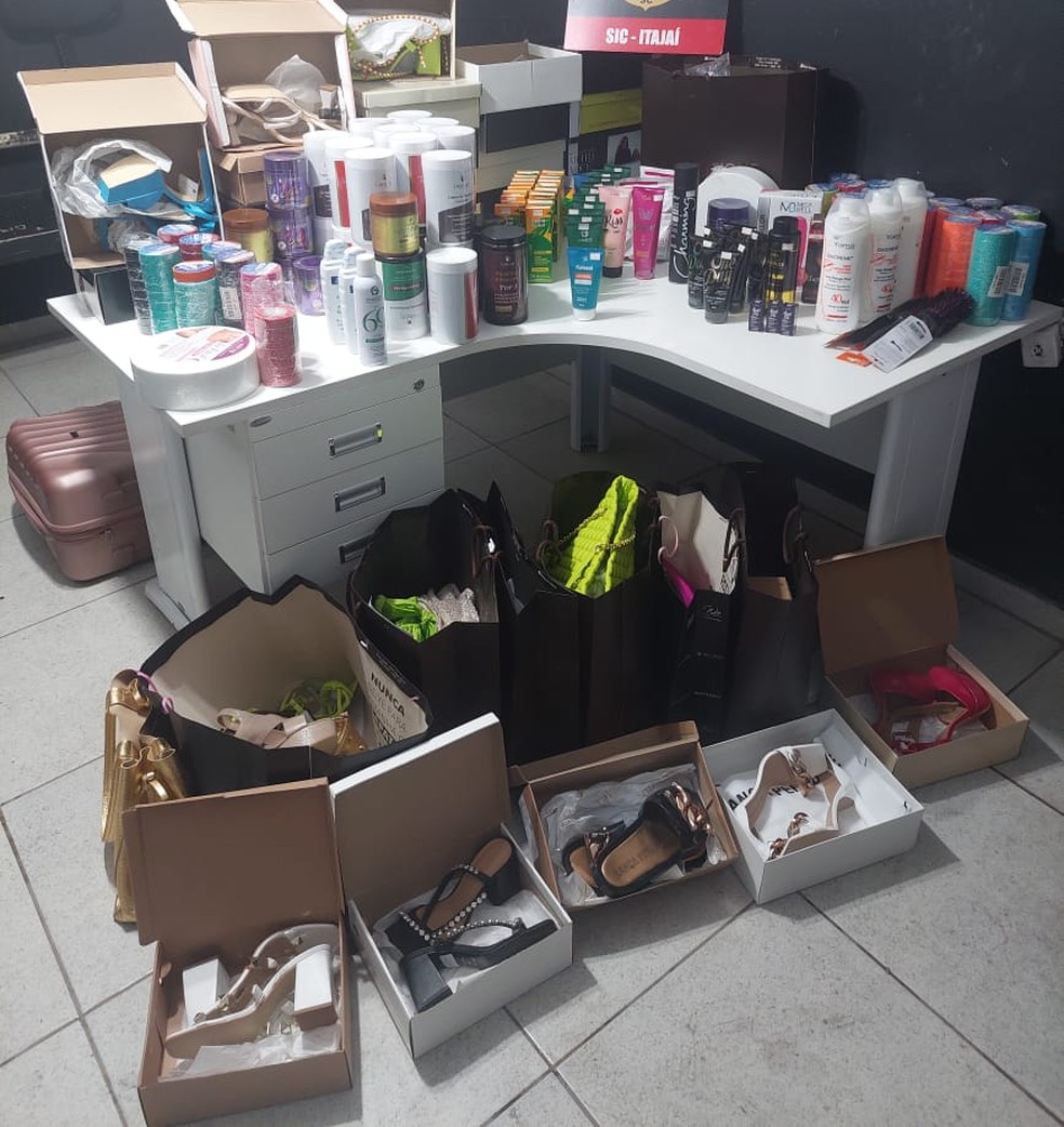 Produtos apreendidos com empresária influencer suspeita de aplicar golpes — Foto: Polícia Civil/Divulgação