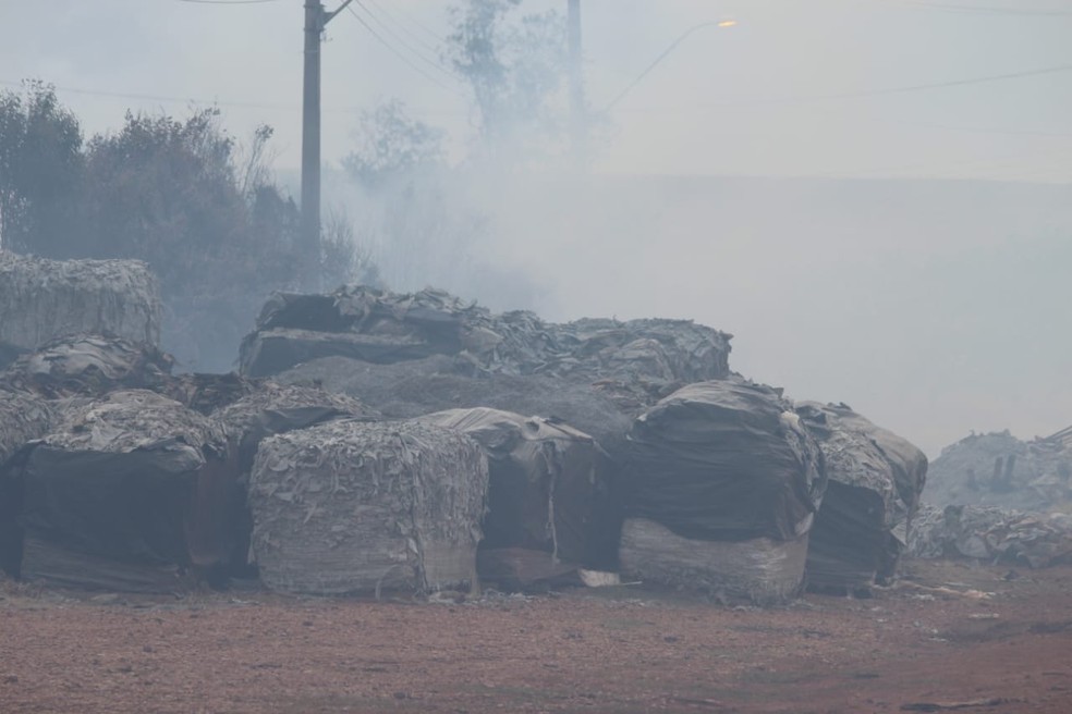 Fumaça gerada pelos focos de incêndio no depósito de restos de couro em Bocaina — Foto: Antônio Carlos Bispo do Carmo / Divulgação 