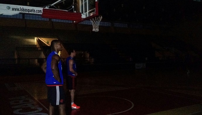 Basquete do Fla brinca com queda de luz e promove aposta no escuro