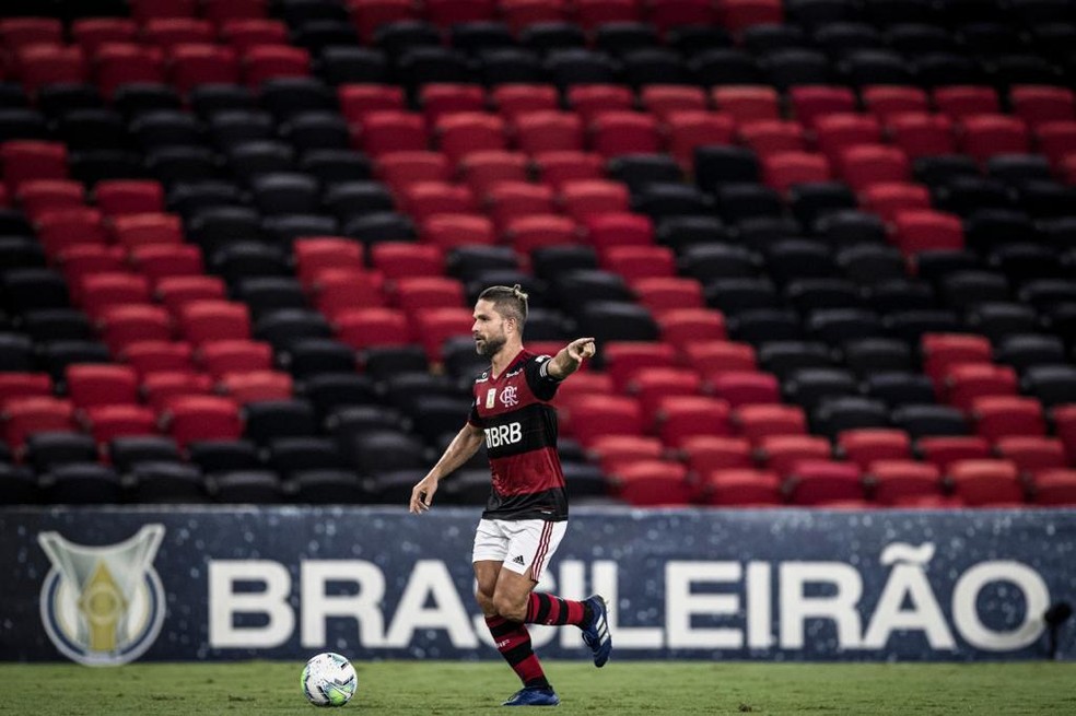 Com Diego de volante e Arão na defesa, o Flamengo melhorou no Brasileirão — Foto: André Mourão / Foto FC