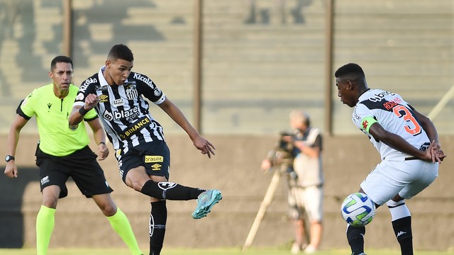 Deivid em chute em gol do Santos sobre o Vasco no Brasileir&atilde;o