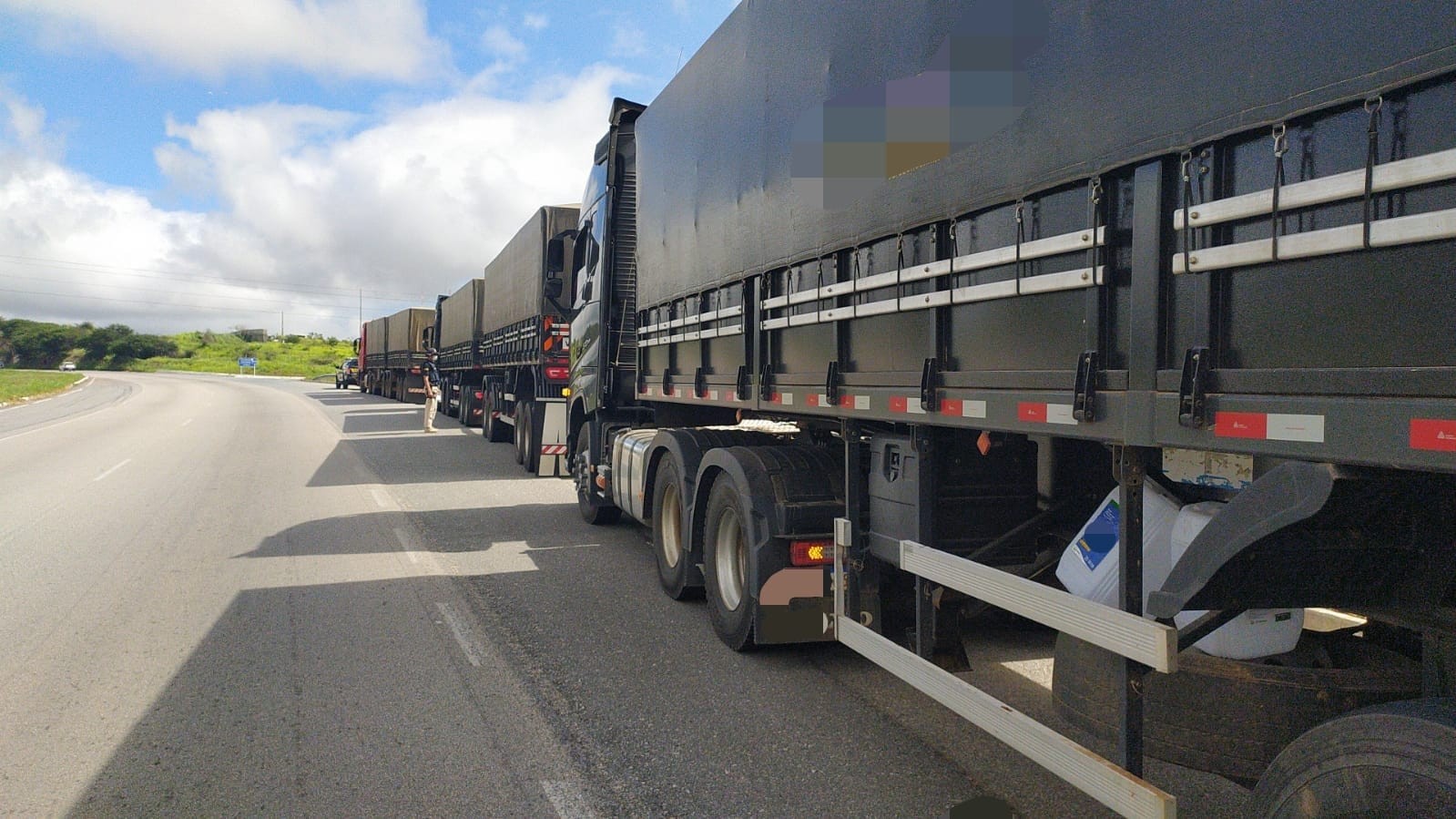 Cargas de milho com 102 toneladas de excesso de peso são retidas, em Caruaru