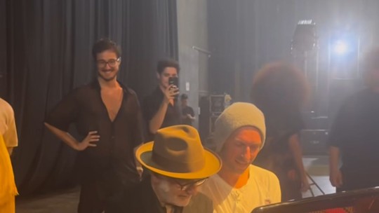 Chris Martin e Tiago Iorc apreciam noite musical entre amigos