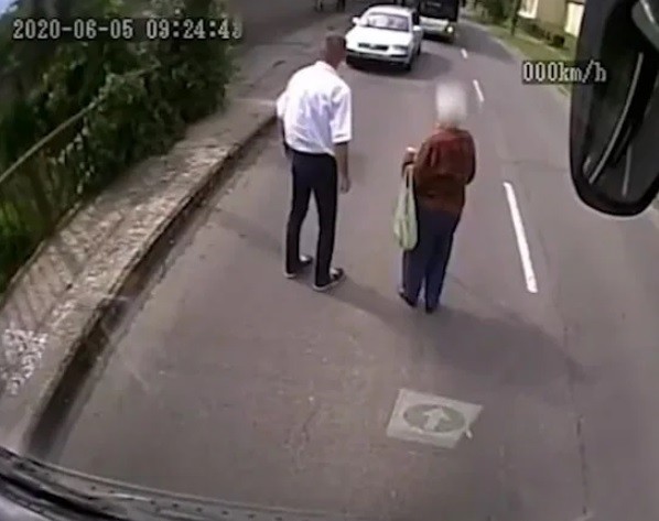 Motorista de ônibus bate em ladrão para idosa não ser assaltada (Foto: Reprodução )