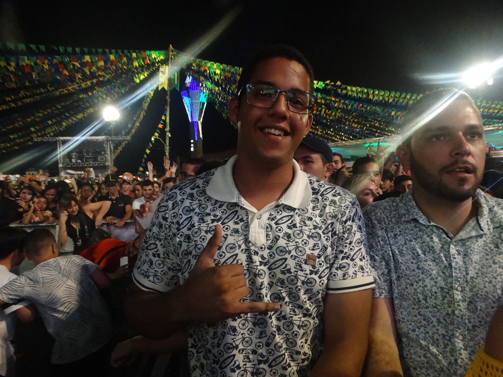 O estudante Cássio Felipe garantiu um lugar ao lado do palco (Foto: Mavian Barbosa/G1)