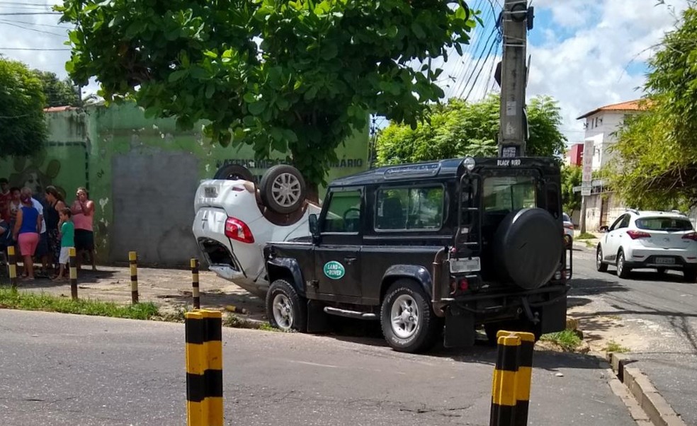 Carros colidiram na rua João Cabral, no bairro Matinha, Zona Norte de Teresina — Foto: Reprodução