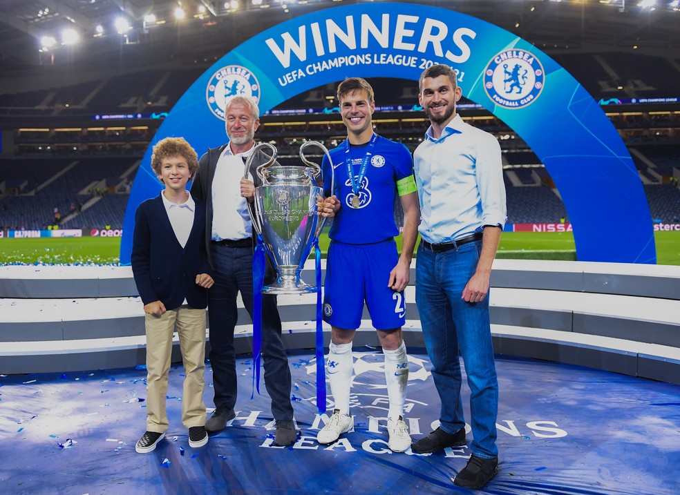 Roman Abramovich comemora ao lado de Azpilicueta o título da Champions 2020/21 — Foto: Getty Images