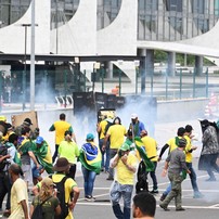 Confronto entre manifestantes bolsonaristas e agentes de segurança nos arredores do Palácio do Planalto — Foto: Evaristo Sá/AFP
