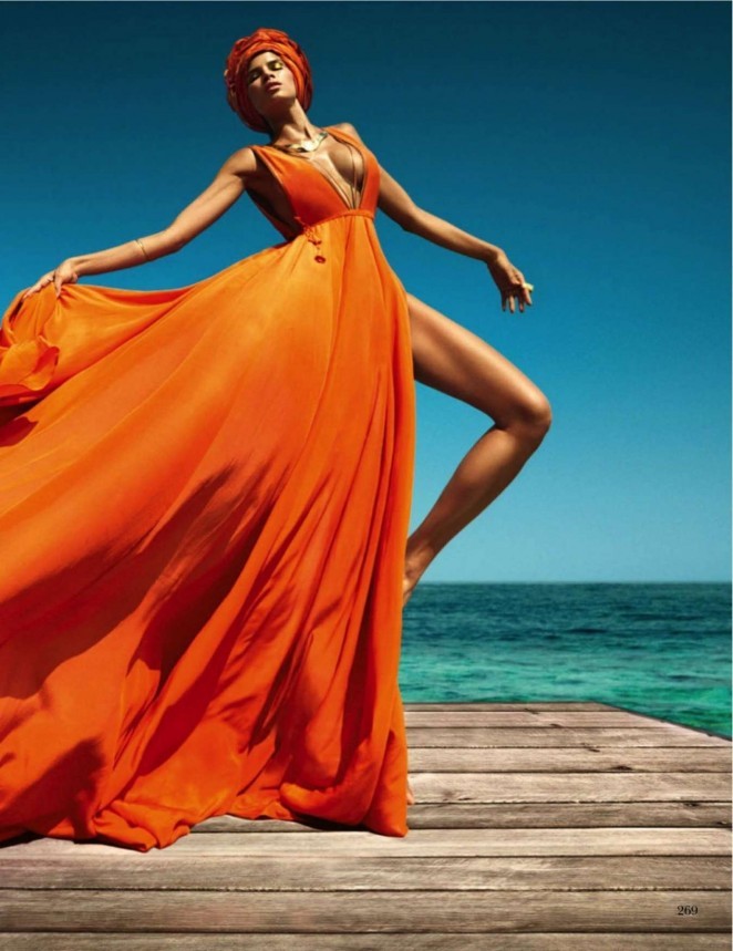Raica Oliveira empresta sua beleza para edição da Vogue India (Foto: Divulgação)