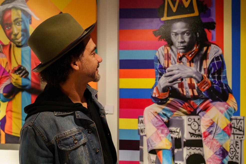 O muralista Eduardo Kobra observa sua obra com retrato de Jean-Michel Basquiat â Foto: Marcelo Brandt/G1