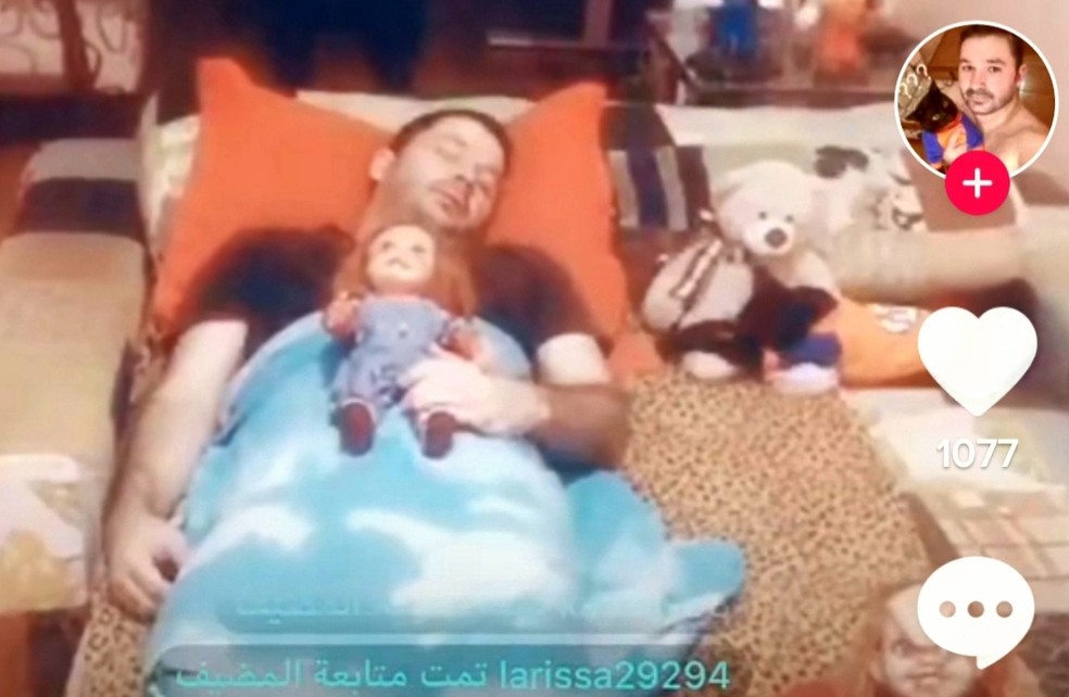 Brasileiro transmite noite de sono com boneco Chucky no TikTok — Foto: Reprodução / TikTok