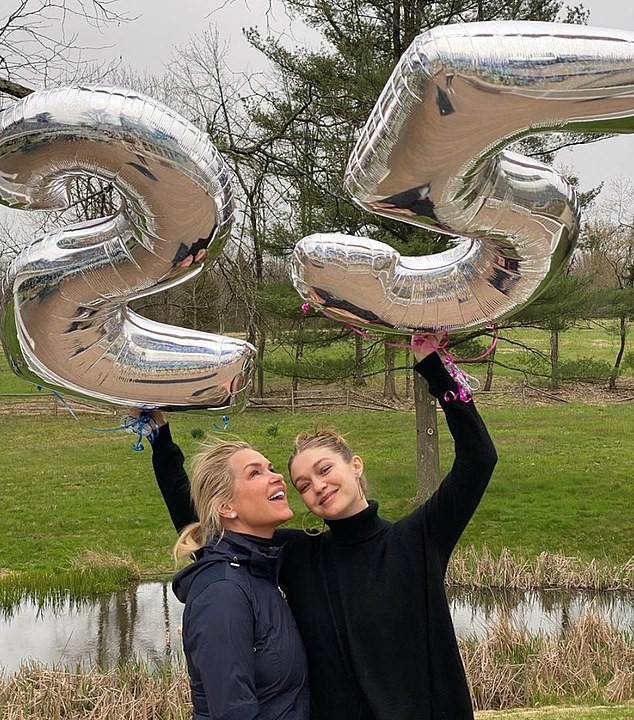 Yolanda Hadid com sua filha Gigi em seu aniversário de 25 anos (Foto: Instagram/ Reprodução)